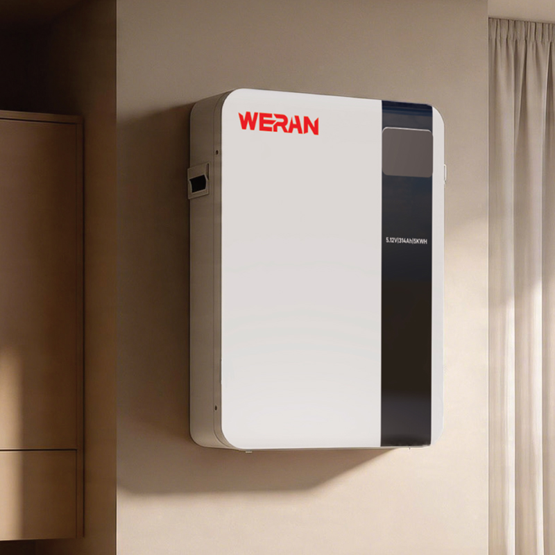 Baterie LiFePO4 WERAN 51,2V 100Ah 5,12kWh montată pe perete pentru stocarea energiei solare rezidențiale